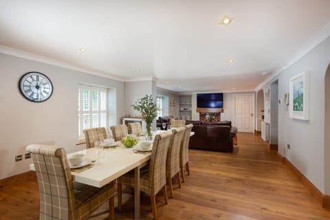Large dining table with seating for 8 guests, sofas and Smart TV - 3 The Manor, Porthkidney Sands
