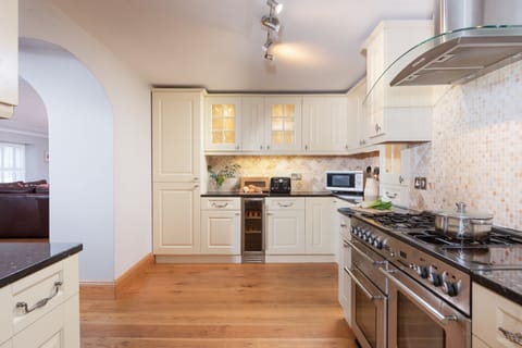 Wine cooler in the kitchen and microwave - 3 The Manor, Porthkidney Sands