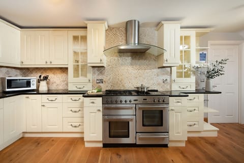 Range cooker, microwave, lots of cupboard space for food storage - 3 The Manor, Porthkidney Sands