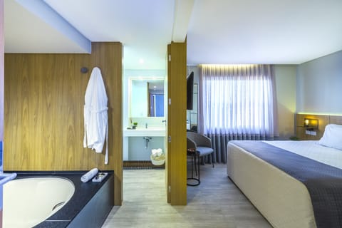 Master Suite with Bathtub | Private spa tub