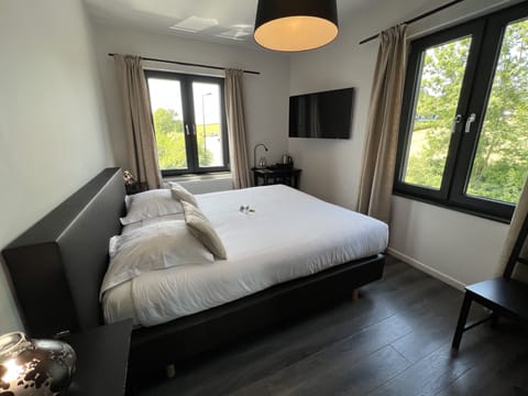 Comfort Room | Desk, free cribs/infant beds, free WiFi, bed sheets