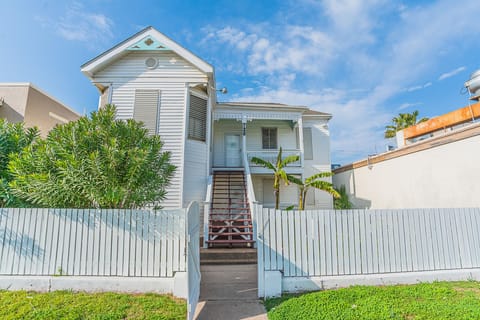 Beach Babe- Downstairs of this great Duplex