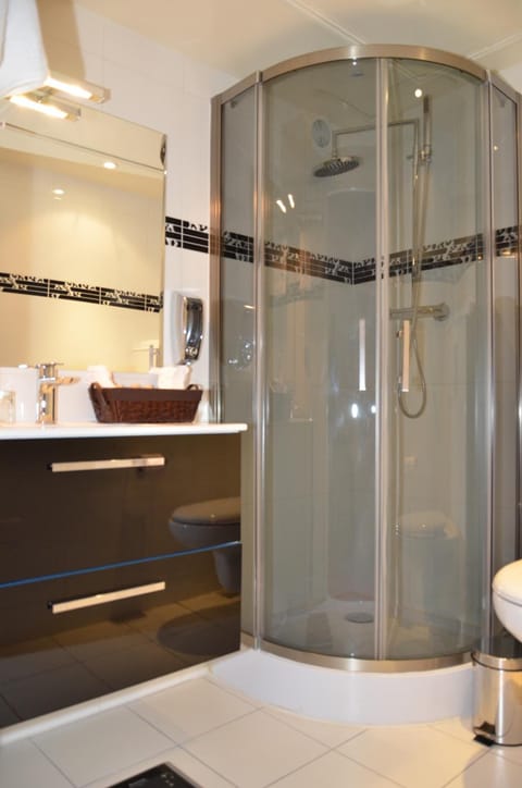 Rainfall showerhead, free toiletries, hair dryer, towels