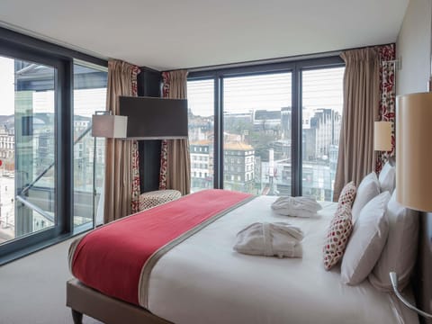 Junior Suite, 1 Double Bed | Free minibar, in-room safe, desk, blackout drapes