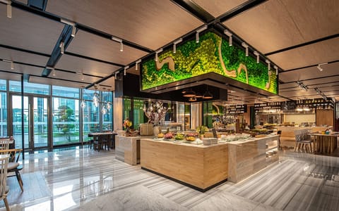 2 restaurants; breakfast, lunch, and dinner served