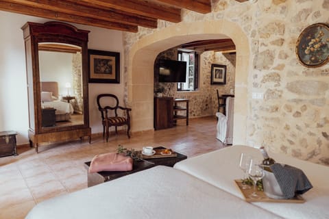 Suite | In-room safe, individually decorated, laptop workspace, blackout drapes