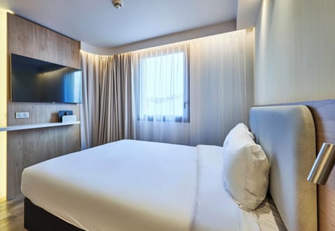 Premium bedding, Select Comfort beds, desk, laptop workspace