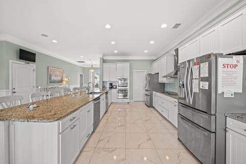 Feel like a professional chef in this fully stocked kitchen.