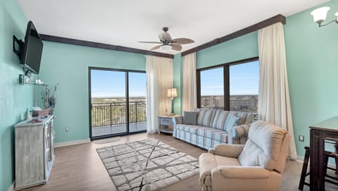 Come enjoy this brightly decorated unit, filled with natural light.