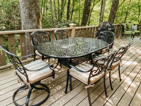 Outdoor dining with seating for 6.