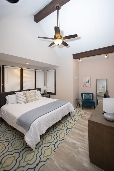 Bedroom with king bed and vaulted ceilings!