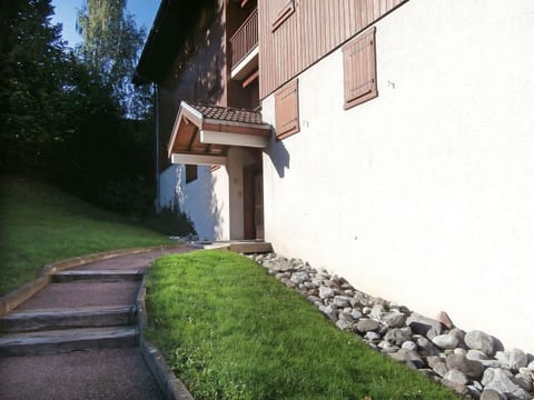 Plant, Window, Building, Road Surface, Land Lot, Grass, Wood, Asphalt, Residential Area, Slope