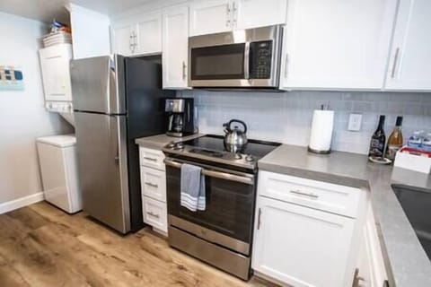 Fully stocked kitchen with a washer and dryer