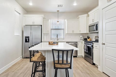 Additional Seating at the Bar for Kids or a quick Snack between Biking or Hiking Adventures