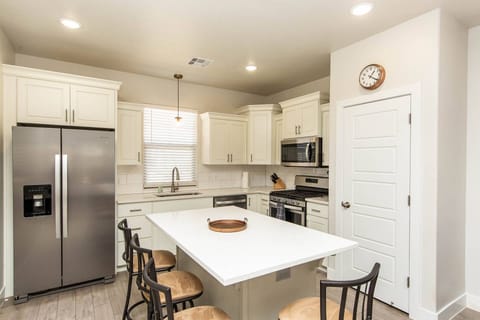 Fully Equipped Kitchen with Dishwasher and Oven/Stove combo as well as Microwave and Fridge.