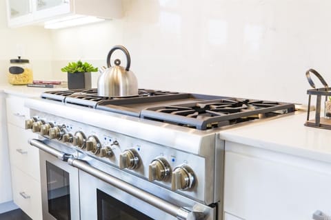 Gourmet kitchen with Thermadore 6 burner range 