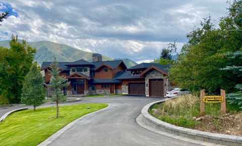 Summer view. Long, spacious driveway.