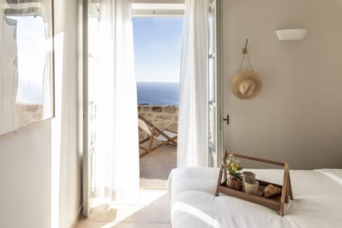 Premium bedding, in-room safe, individually decorated