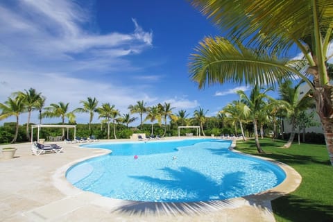 Fully equipped apartment overlooking golf course at luxury beach resort (6283)