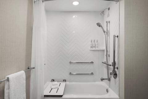 Combined shower/tub, free toiletries, hair dryer, towels