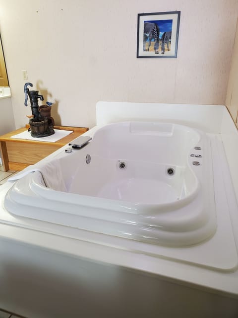 Romantic Room, 1 King Bed, Jetted Tub | Down comforters, desk, iron/ironing board, free rollaway beds