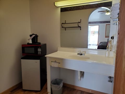 Comfort, King Bed Single | Bathroom | Free toiletries, hair dryer, towels, soap