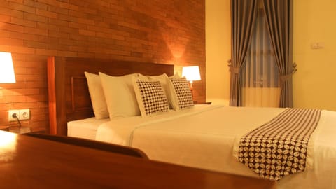 Superior Room | Minibar, desk, bed sheets