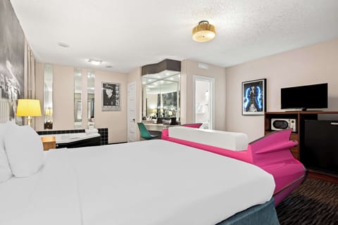 Suite, 1 King Bed, Non Smoking, Jetted Tub | Desk, blackout drapes, iron/ironing board, WiFi (free)