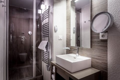 Combined shower/tub, free toiletries, hair dryer, slippers