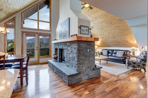 Welcome to Rundle Cliffs Lodge - Penthouse Suite 404!