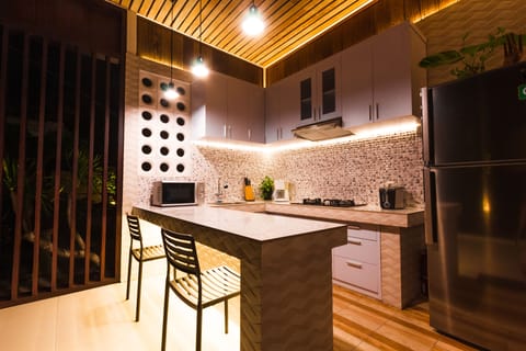 tampak dapur saat malam hari