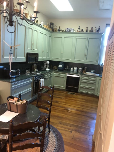 Fully Equipped kitchen, with eat in breakfast area. 