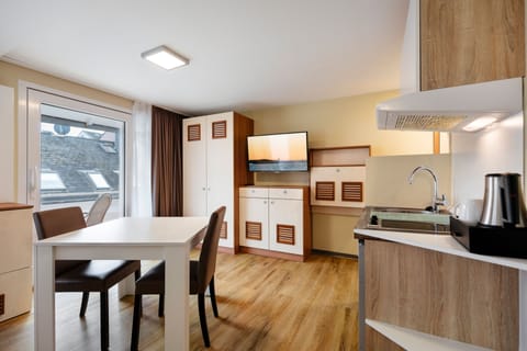 Fridge, coffee/tea maker