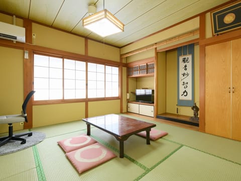 Japanese Room up to 4 guests with Shared Bathroom (Non-Smoking) | Desk, free WiFi