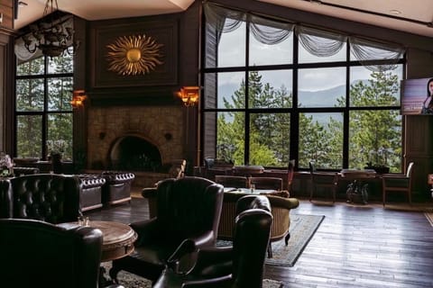 3 bars/lounges, poolside bar