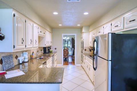 Beautiful kitchen to entertain