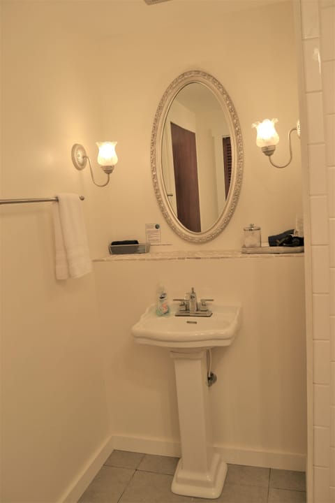 Gipfel Suite - on-suite bathroom pedestal sink