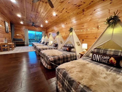 Teepee Bunk Room with Sliding Door to Enclosed Balcony with private hot tub!