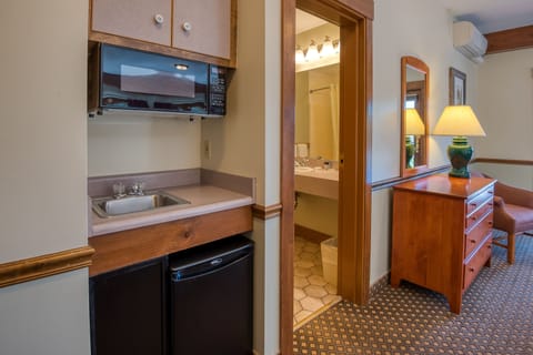 Superior King Lakeside w/ Shared Balcony | Cribs/infant beds, free WiFi, bed sheets