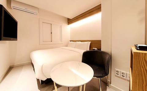 Economy Double Room (No Parking) | Premium bedding, down comforters, soundproofing, free WiFi