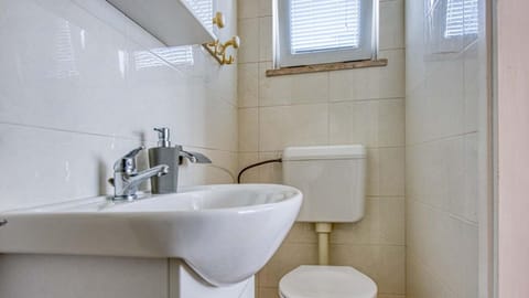 Room, 1 Double Bed, Non Smoking, Balcony | Bathroom | Shower