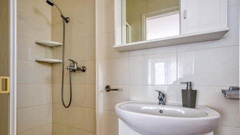 Room, 1 Double Bed, Non Smoking, Balcony | Bathroom | Shower