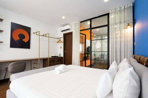 Executive Studio Suite | Desk, laptop workspace, blackout drapes, iron/ironing board