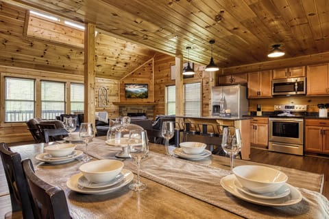 Cabin 1: Cozy dining room with seating for 6, perfect for family meals