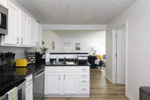 It has all the essential you need for food preparation. Preparing meals would always feel like home.