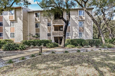 Condo is located on the first floor, only 5 steps up! 