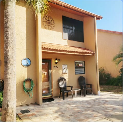 Front entrance and front porch with pavers. Vacations by Fayla