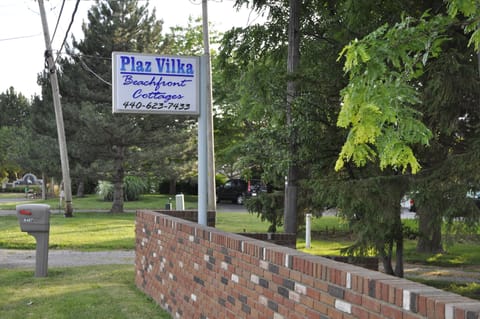 Plaz Vilka Beachfront Cottages-6 Cottages, 1 acre on southern shore of Lake Erie