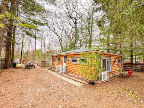Backyard BBQ / Kayak/ and small deck to enjoy