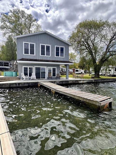 Lakefront cottage